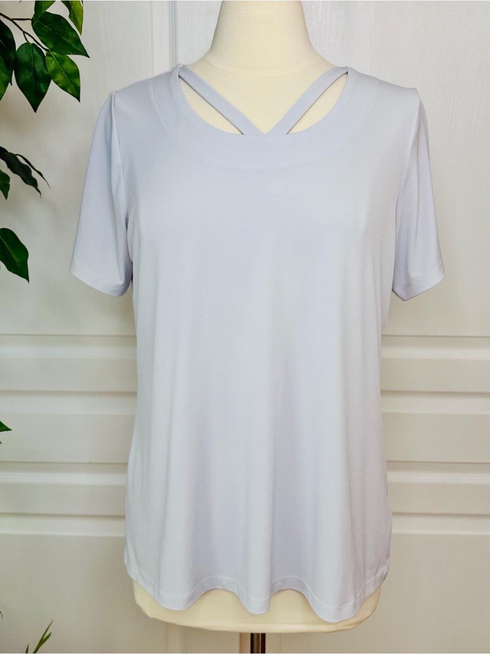 👚Susan Graver Liquid Knit Short Sleeve Top w/Cut Out Neck Detail ~ Arctic White